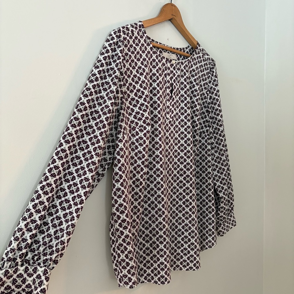LOFT Plus Sz 18 Ivory Purple Damask Long Sleeve Blouse Split Neck Flowy Fit - Picture 4 of 8